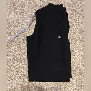 Black Figs Women’s Yola Scrub Pant (2 pairs)